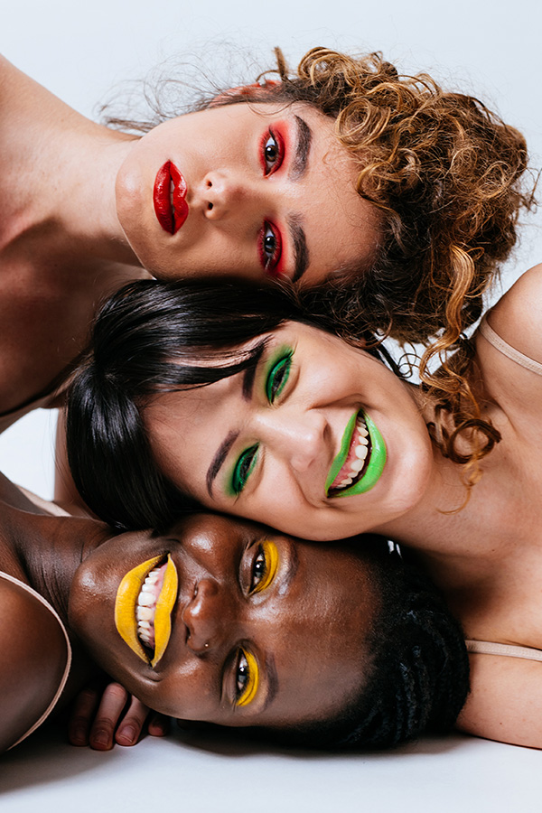 three girls from different ethnicities posing in s F4AT9XK